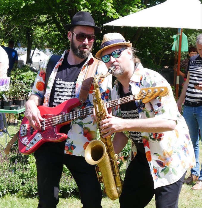 Saxofonist und Bassist der March Brothers im Hawaiihemd