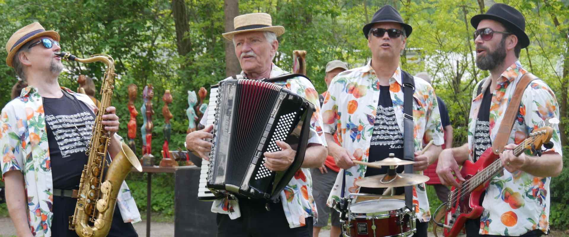 Die March Brothers spielen auf einer Gartenschau