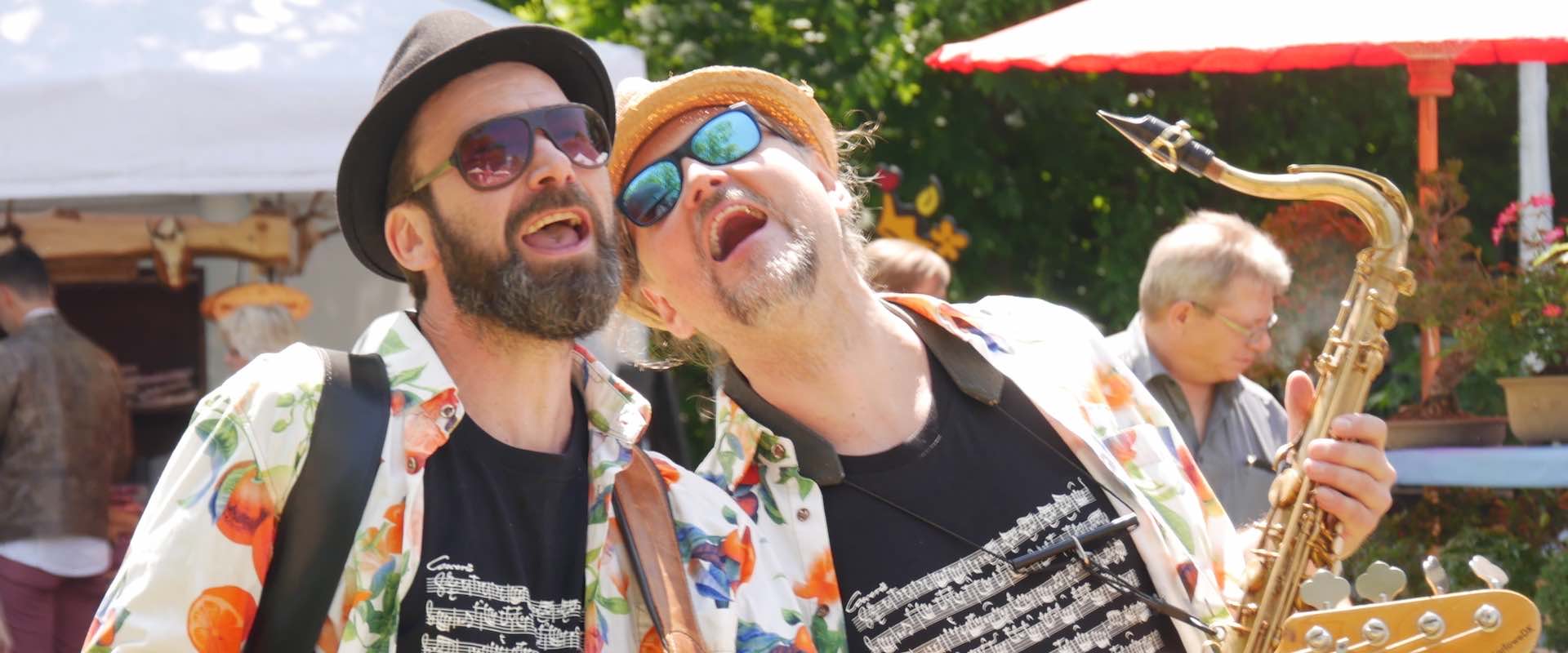 Saxofonist und Bassist der March Brothers lachen in die Kamera