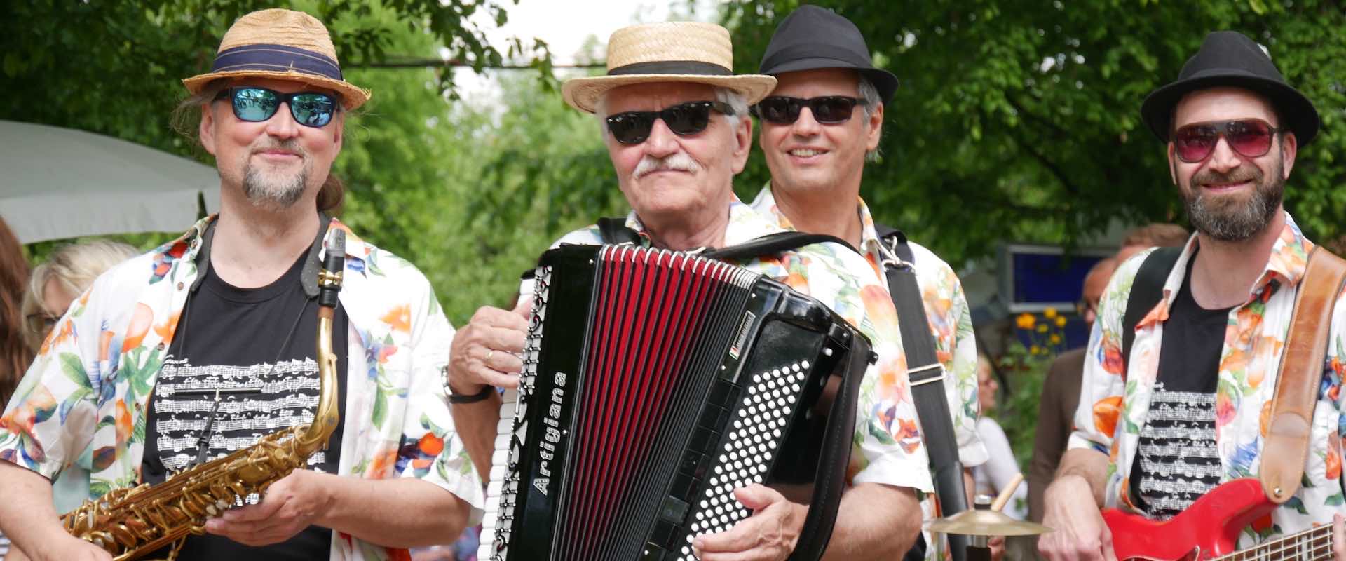 Die March Brothers mit Saxofon, Akkordeon und Bass