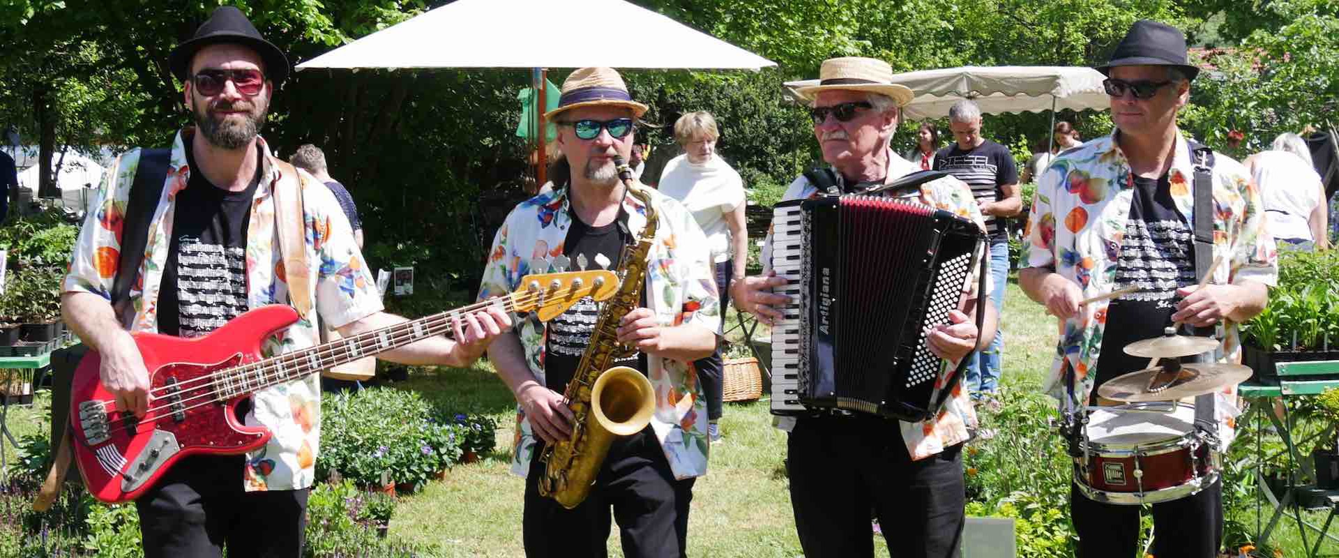 Die vier March Brothers im Hawaiihemd