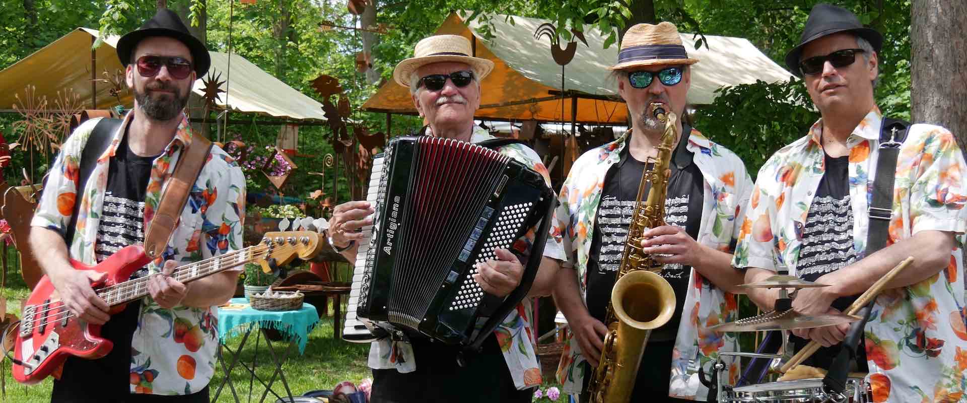 Die March Brothers zwischen Marktständen