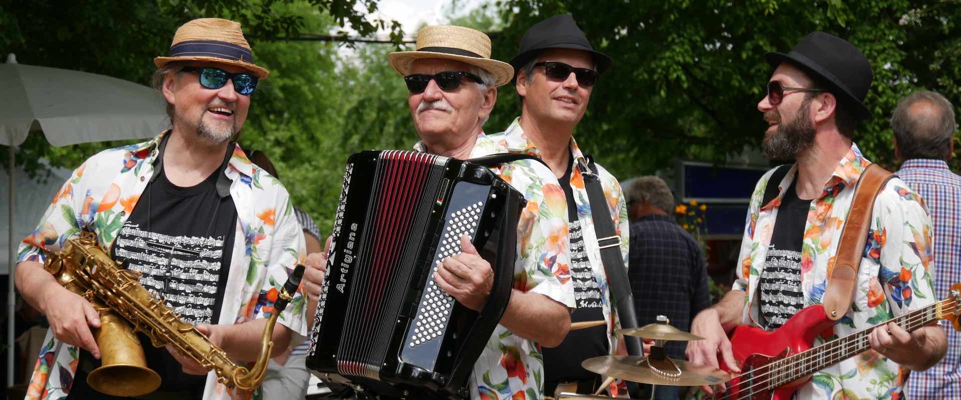 Die March Brothers unterwegs zwischen den Gästen