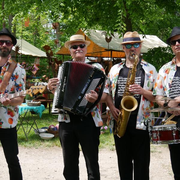 Die March Brothers im Hawaiihemd mit Akkordeon und Saxofon