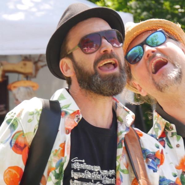 Zwei March Brothers singen ausgelassen