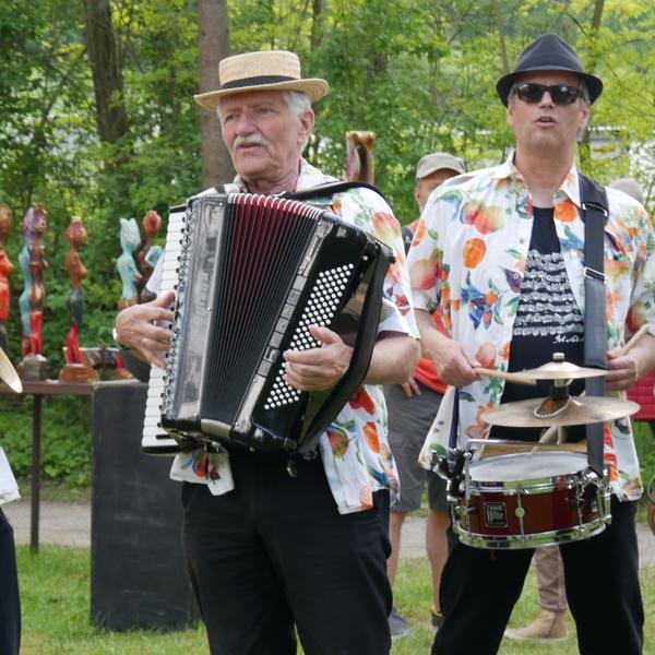Akkordeon und Snare im Hawaiihemd