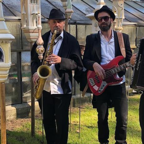 Saxofon und Bass im Anzug