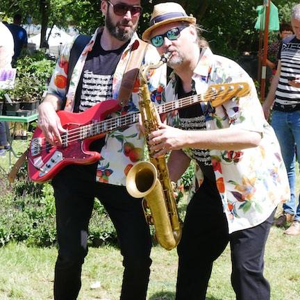 Bass und Saxofon im Duett